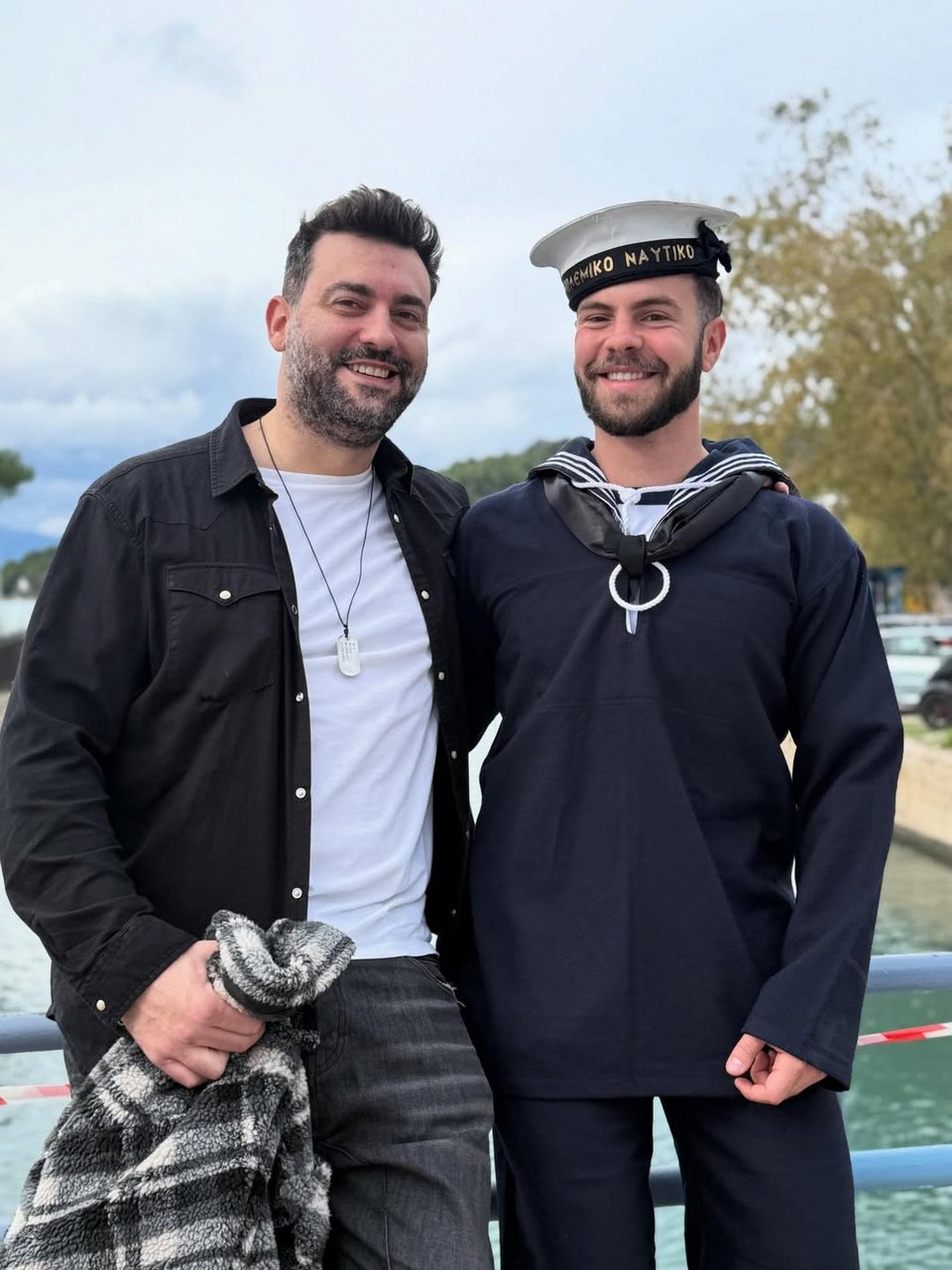 Με τον θείο του 