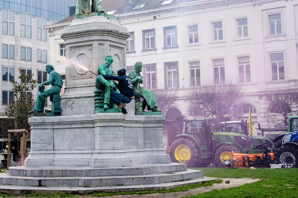 Διαδηλωτής στις Βρυξέλλες πετά φωτοβολίδα / AP