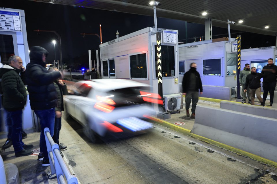 Αυτοκίνητα περνούν από τα διόδια των Αφιδνών χωρίς να πληρώσουν αντίτιμο, αφού οι αγρότες σήκωσαν την μπάρα / Intime