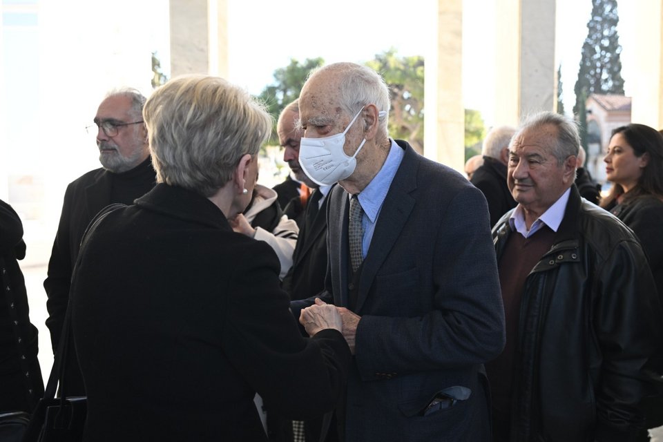 Ο Απόστολος Κακλαμάνης συλλυπείται την Έλενα Ακρίτα -Φωτογραφία: ΓΙΩΡΓΟΣ ΚΟΝΤΑΡΙΝΗΣ/EUROKINISSI