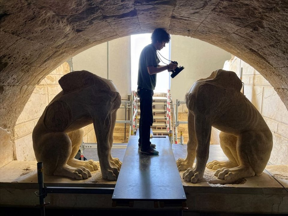 Τύμβος Καστά, ταφικό μνημείο. Πρόσοψη με Σφίγγες. Φωτογραμμετρική αποτύπωση των γλυπτών από την ομάδα του Ιδρύματος Factum Arte (Μαδρίτη). Φωτογραφία Otto Lowe