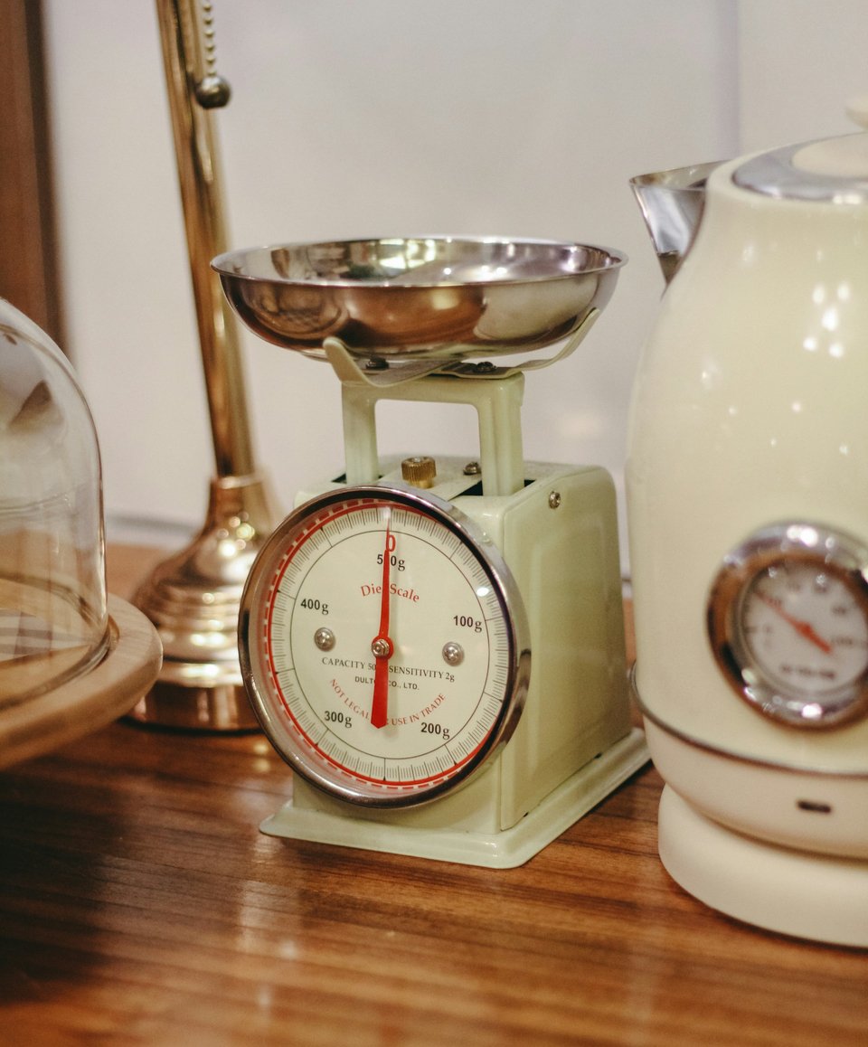 Αναλογική ζυγαριά κουζίνας / Φωτογραφία: Unsplash