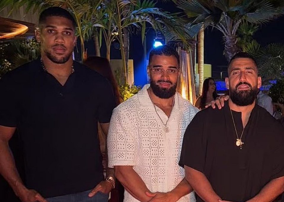 Ο Άντονι Τζόσουα με τους δύο φίλους του που σκοτώθηκαν στο τροχαίο δυστύχημα 