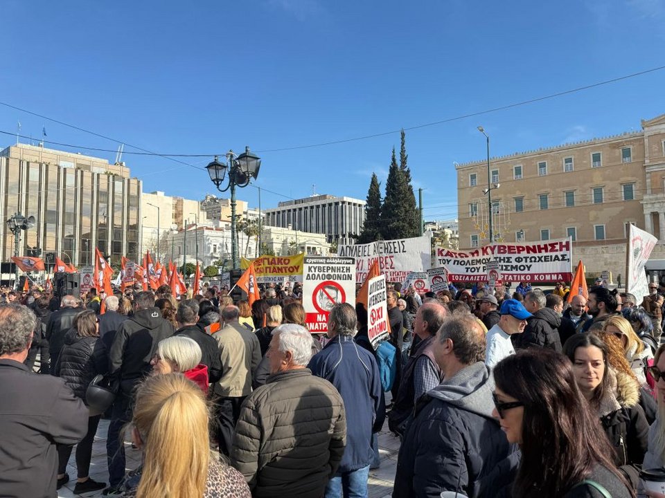 Aυτη την ώρα κόσμος είναι συγκεντρωμένος στο πεζοδρόμιο απέναντι από την Βουλή / iefimerida