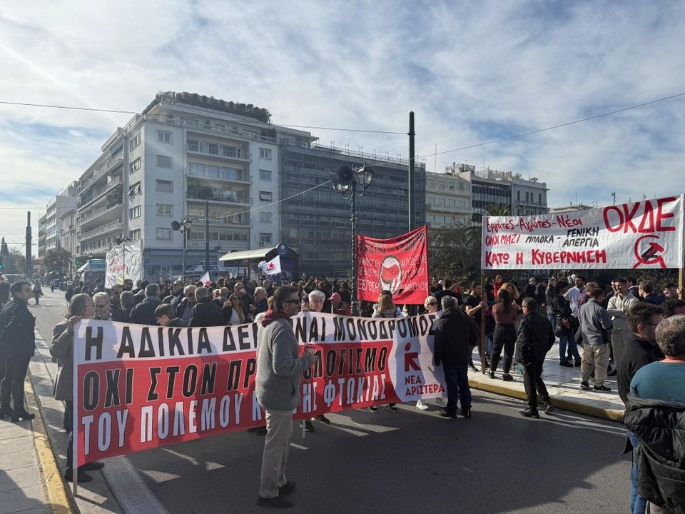 Aυτη την ώρα κόσμος είναι συγκεντρωμένος στο πεζοδρόμιο απέναντι από την Βουλή / iefimerida
