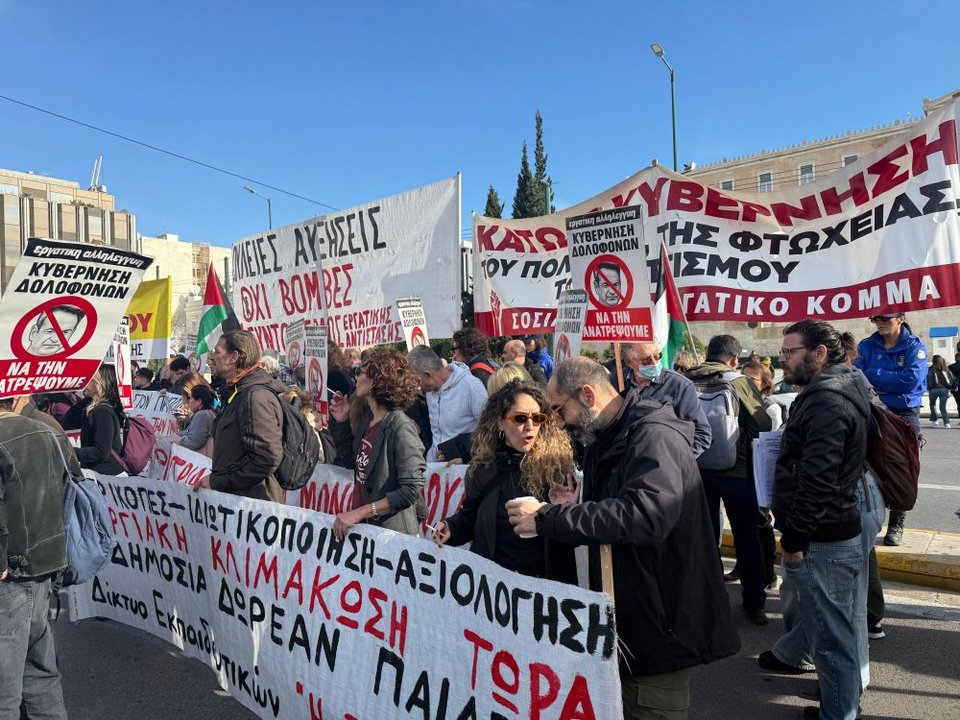 Aυτη την ώρα κόσμος είναι συγκεντρωμένος στο πεζοδρόμιο απέναντι από την Βουλή, ενώ ειναι ανοιχτή η λεωφόρος Αμαλίας / iefimerida