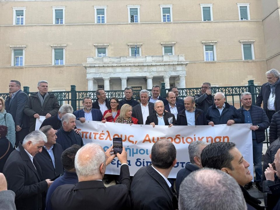 Δημαρχοι στο πλάι της Βουλής με πανο / iefimerida