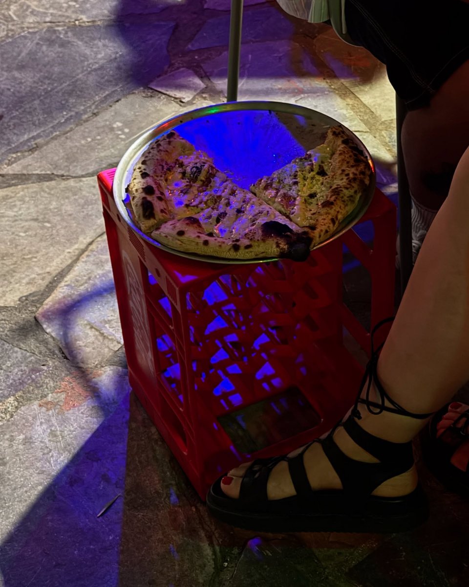 Πίτσα ακόμα και πάνω σε καφάσι αναψυκτικών, στον πεζόδρομο της Σαλαμίνος στην Armando Pizzeria στον Κεραμεικό / Φωτογραφία: armandopizzeria/Instagram