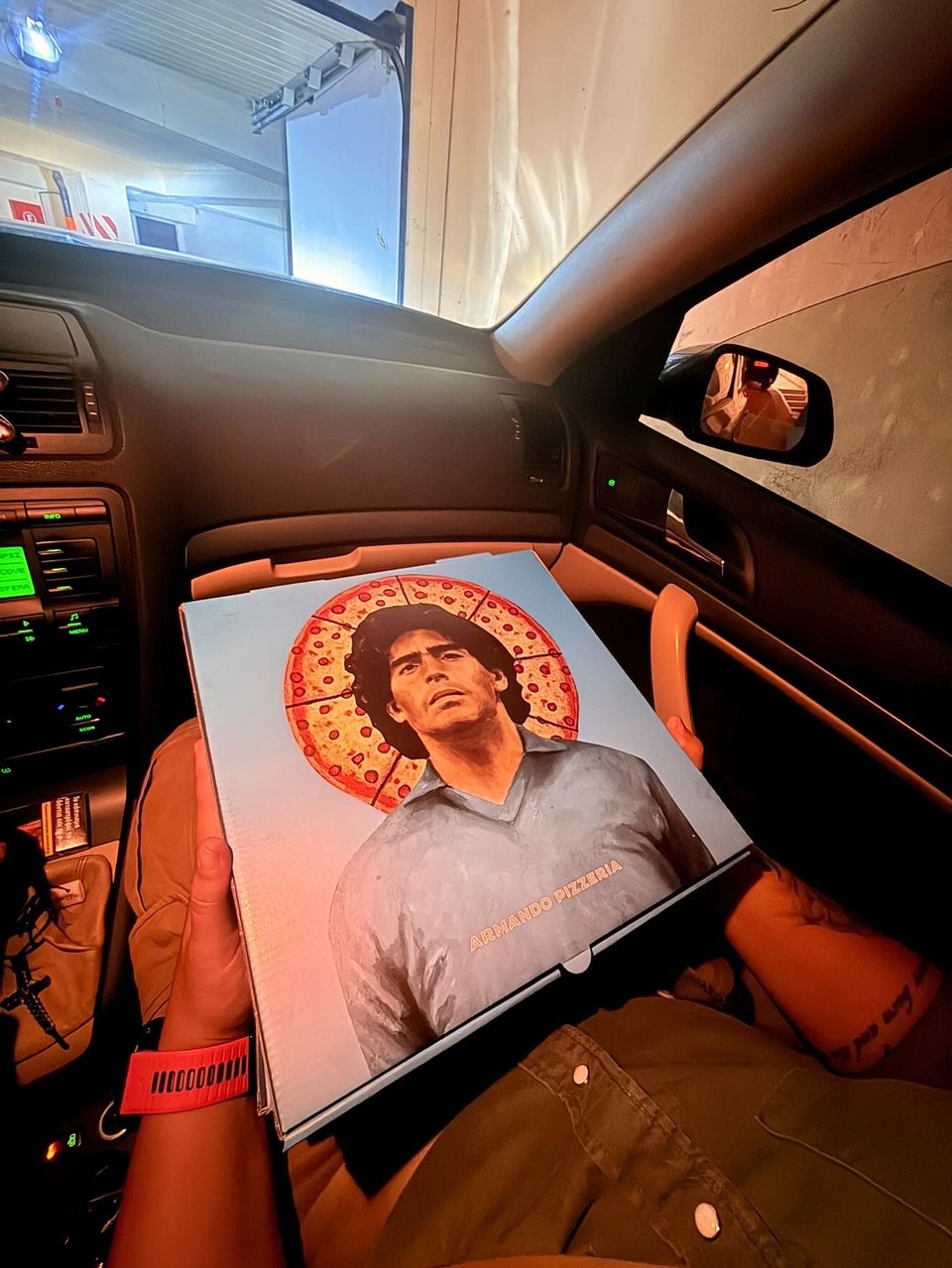 H viral πίτσα του Armando Pizzeria στον Κεραμεικό, με τον Μαραντόνα να κοσμεί το χάρτινο κουτί /Φωτογραφία: armandopizzeria/Instagram