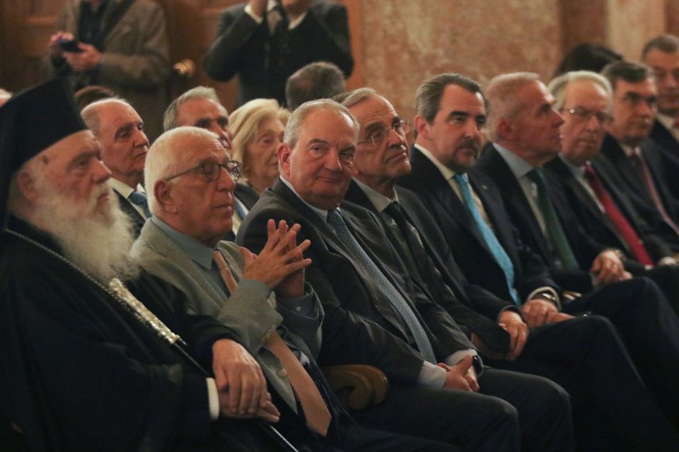 Παρόντες στην εκδήλωση ήταν ο Αρχιεπίσκοπος Ιερώνυμος, ο πρόεδρος της Βουλής Νικήτας Κακλαμάνης και οι δύο πρώην πρωθυπουργοί της ΝΔ, Κώστας Καραμανλής και Αντώνης Σαμαράς