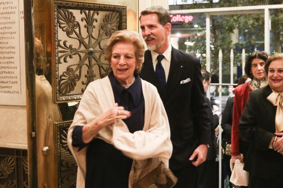 Η σύζυγος του τέως βασιλιά Κωνσταντίνου, Άννα Μαρία, με τον γιο της, Παύλο