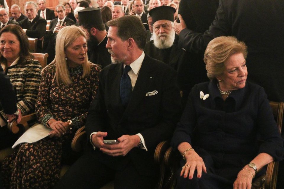 Η σύζυγος του τέως βασιλιά Κωνσταντίνου, Άννα Μαρία, με τον γιο της Παύλο και τη Μαρί Σαντάλ