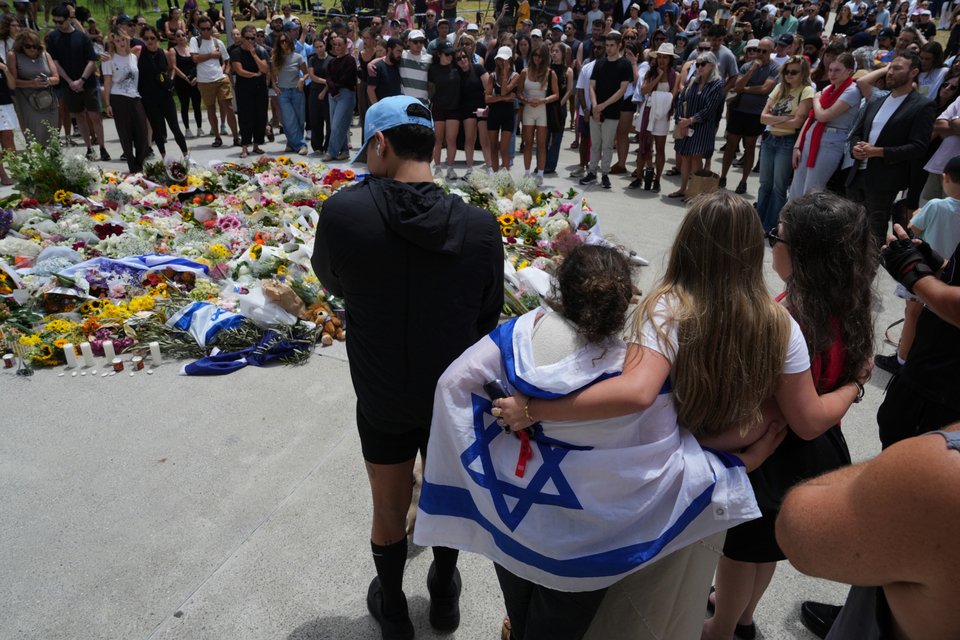Σε πένθος έχει βυθιστεί η χώρα μετά την αντισημιτική επίθεση στην παραλία Μπόνταϊ