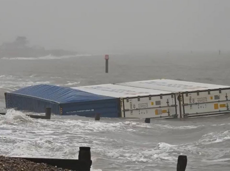 Το πλοίο μεταφοράς εμπορευματοκιβωτίων ανετράπη κοντά στη νήσο Ουάιτ 