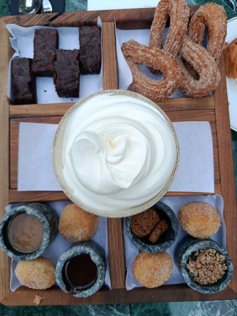 Το παγωτό με τα γλυκά συνοδευτικά του