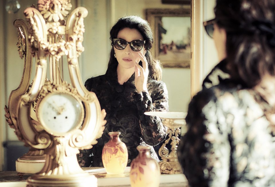 Η ερμηνεία της Μπελούτσι αποτυπώνει τη χάρη της Κάλλας, ακόμη και στις πιο ευάλωτες στιγμές της, αναδεικνύοντας το πιο σιωπηρό κεφάλαιο της ζωής της