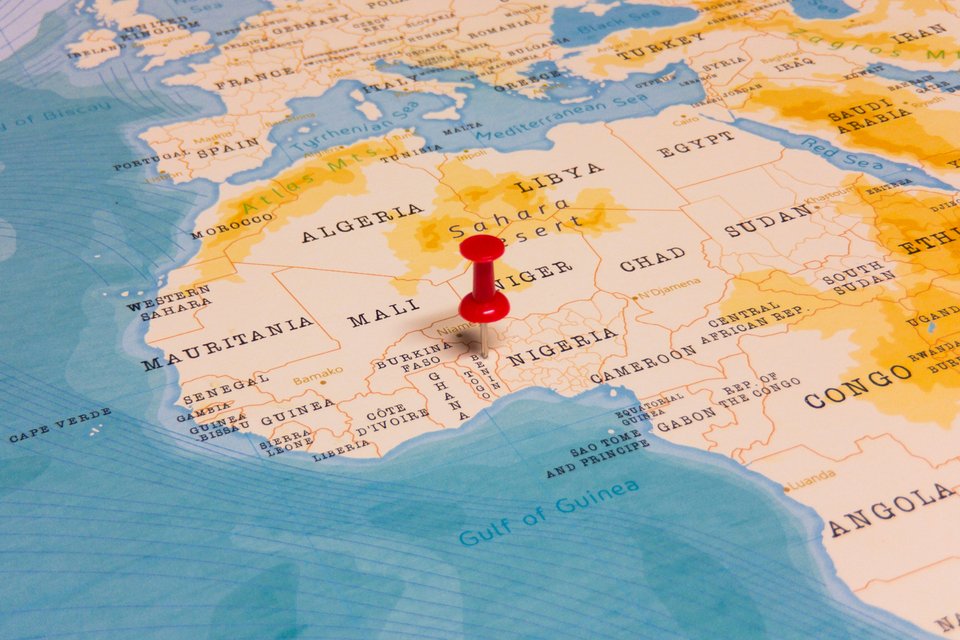 Το Μπενίν είναι η ανατολικότερη από τις τρεις χώρες-λωρίδες γης που χωρίζουν την Ακτή Ελεφαντοστού από τη Νιγηρία / Χάρτης Shutterstock 