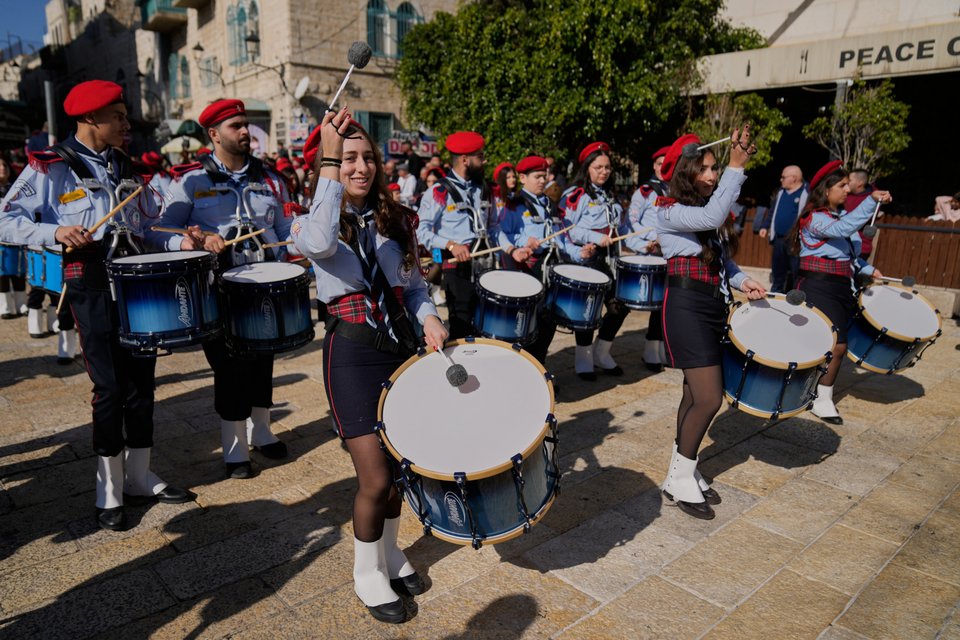  Παλαιστινιακές ομάδες προσκόπων παρελαύνουν στη Βηθλεέμ την παραμονή των Χριστουγέννων / AP 