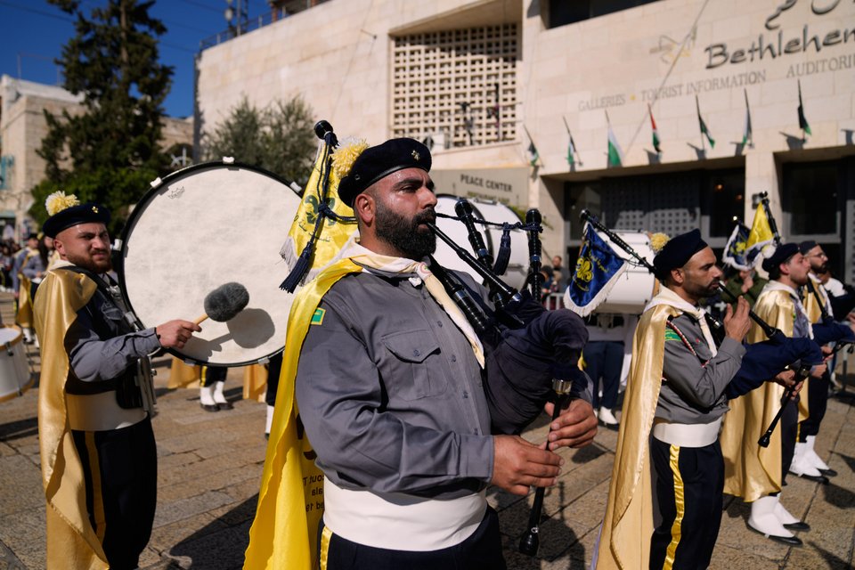  Παλαιστινιακές ομάδες προσκόπων παρελαύνουν στη Βηθλεέμ την παραμονή των Χριστουγέννων / AP 