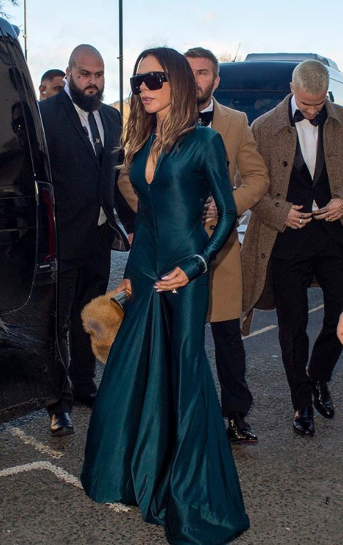 Η Βικτόρια εντυπωσίασε με ένα μακρύ, σκούρο μπλε φόρεμα κατά την άφιξή της στον γάμο 