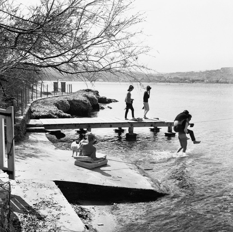 Η Μπριζίτ Μπαρντό στην αγαπημένη της παραλία, μπροστά από την έπαυλή της