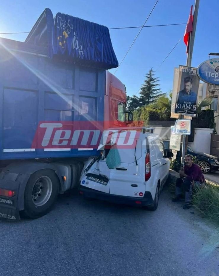 Η νταλίκα «στραπατσάρισε» το βαν 