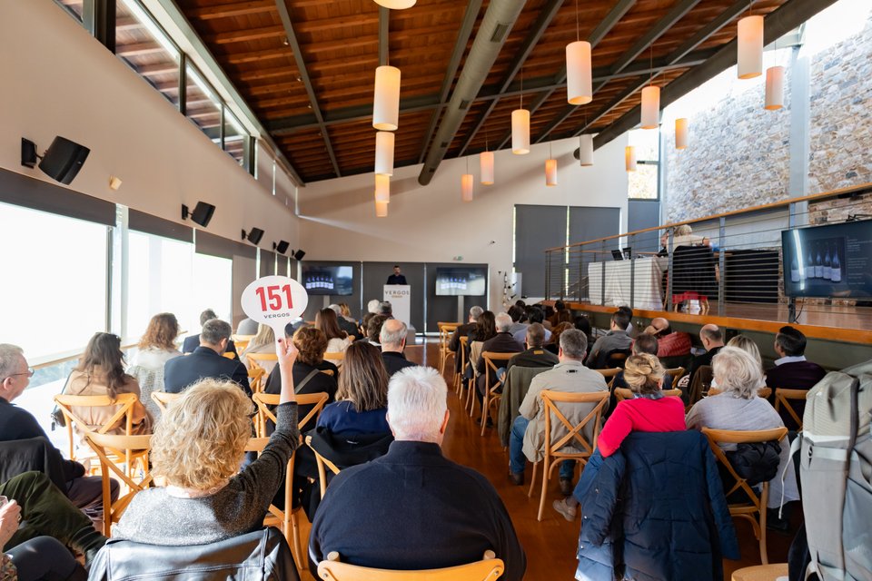 Αποψη από την αιθουσα δημοπρασίας. Στο βάθος Ανδρέας Βέργος, Managing Director, VERGOS Auctions