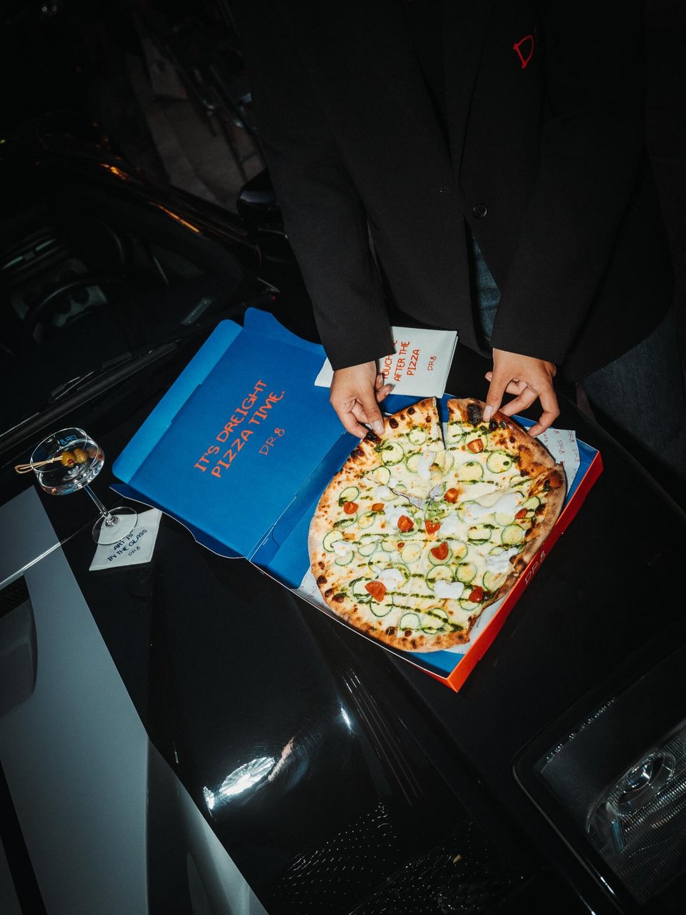 Πίτσα, κοκτέιλ και ουρές έξω από μπαρ της Αθήνας: μια παλιά εικόνα της πόλης που είδαμε ξανά! / Φωτογραφία: dr.8/Instagram