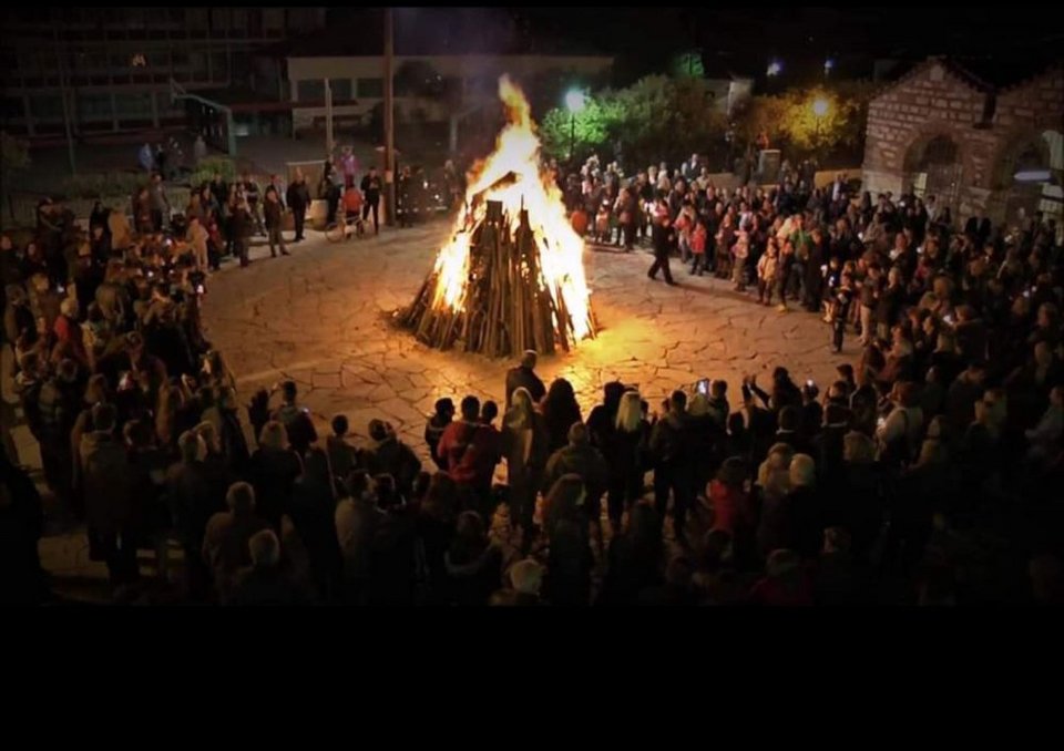 Κατά την ακολουθία των Παθών, με το 6ο Ευαγγέλιο και το πένθιμο χτύπημα της καμπάνας, δίνεται το σήμα για το άναμμα της Μεγάλης Φωτιάς
