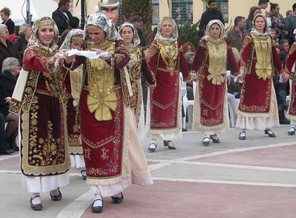 Το εθιμικό χορευτικό δρώμενο «Βάλε» τελείται την Κυριακή της Τυρινής στον Ασπρόπυργο Αττικής, με πρωταγωνίστριες τις γυναίκες της πόλης