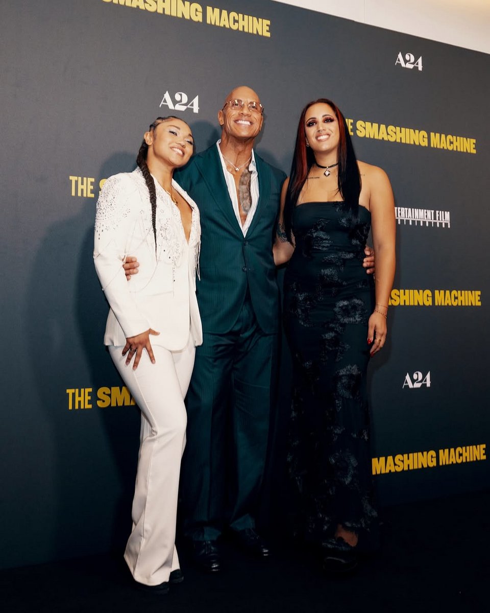 O Ντουέιν Τζόνσον φαίνεται πως εγκρίνει τη σύντροφο της κόρης του, αν κρίνει κανείς από το γεγονός ότι την προσκάλεσε στην πρεμιέρα της ταινίας του 