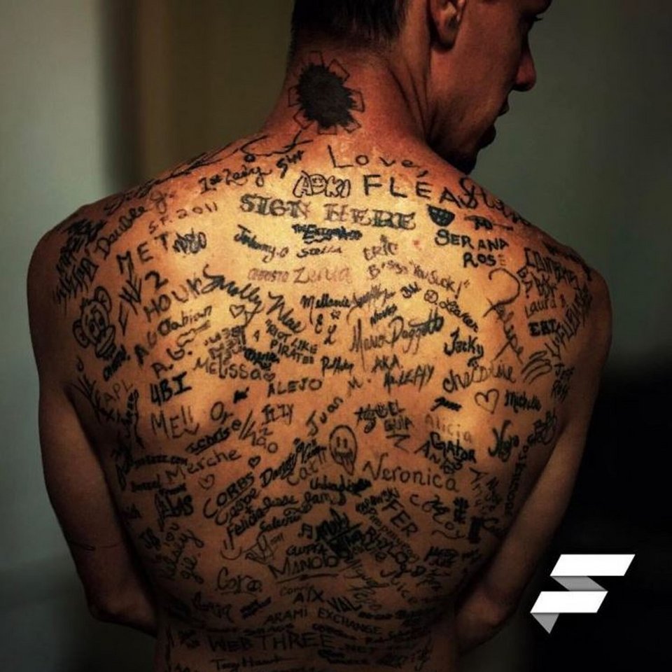 Ο 38χρονος tattoo artist από τις ΗΠΑ έχει μετατρέψει την πλάτη του σε ένα ζωντανό αρχείο υπογραφών, χαράσσοντας πάνω του εκατοντάδες ονόματα διάσημων και μη / INSTAGRAM