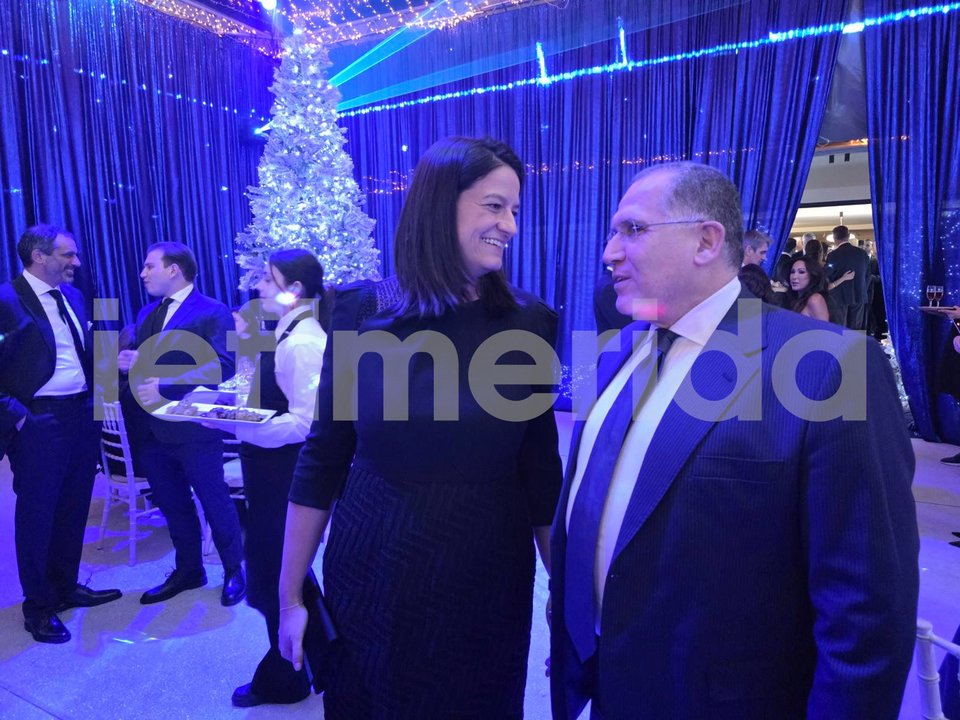 Η υπουργός Εργασίας Νίκη Κεραμέως με τον σύμβουλο επιχειρήσεων Γιάννη Χορόζογλου