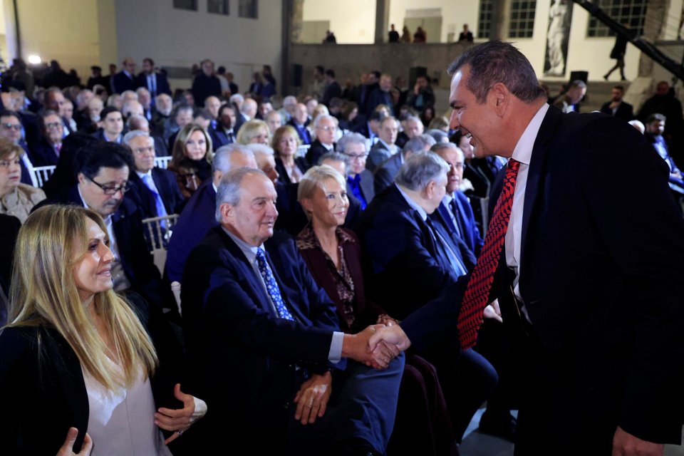 Χειραψία του Κώστα Καραμανλή με τον Πάνο Καμμένο