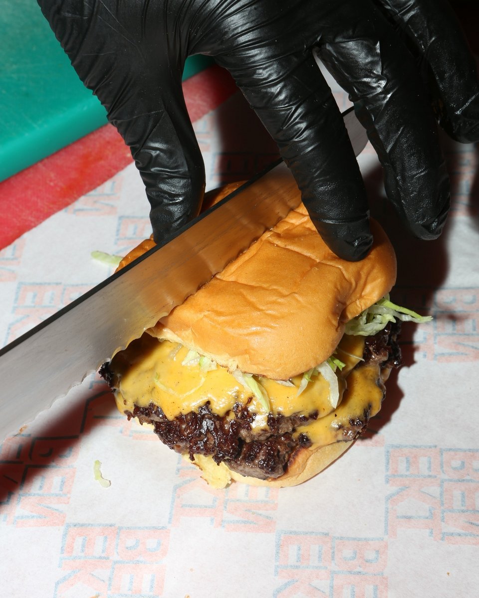 To smash burger του Άρη Βεζενέ στο Ekiben της Γλυφάδας / Φωτογραφία: ekibenathens/Instagram 