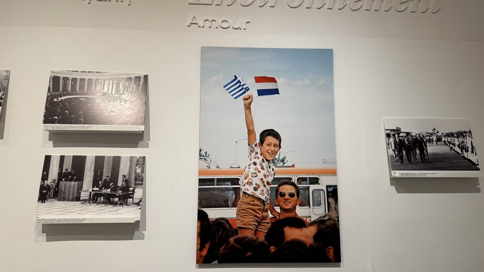 Η υποδοχή στο αεροδρόμιο της Αθήνας υπήρξε ενθουσιώδης, με το σύνθημα «Ελλάς, Γαλλία, συμμαχία» να κυριαρχεί