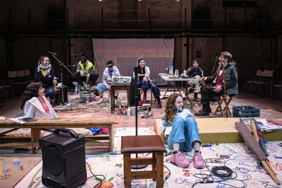 Παράσταση που συνομιλεί με τις ιστορίες μιας ομάδας γκραφιτάδων