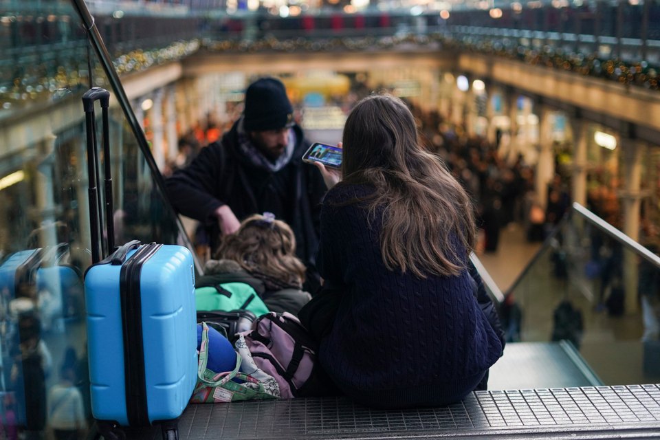 Οικογένεια στον σταθμό του Σεν Πάνκρας, στο Λονδίνο, προσπαθεί να αλλάξει τις διακοπές της / AP