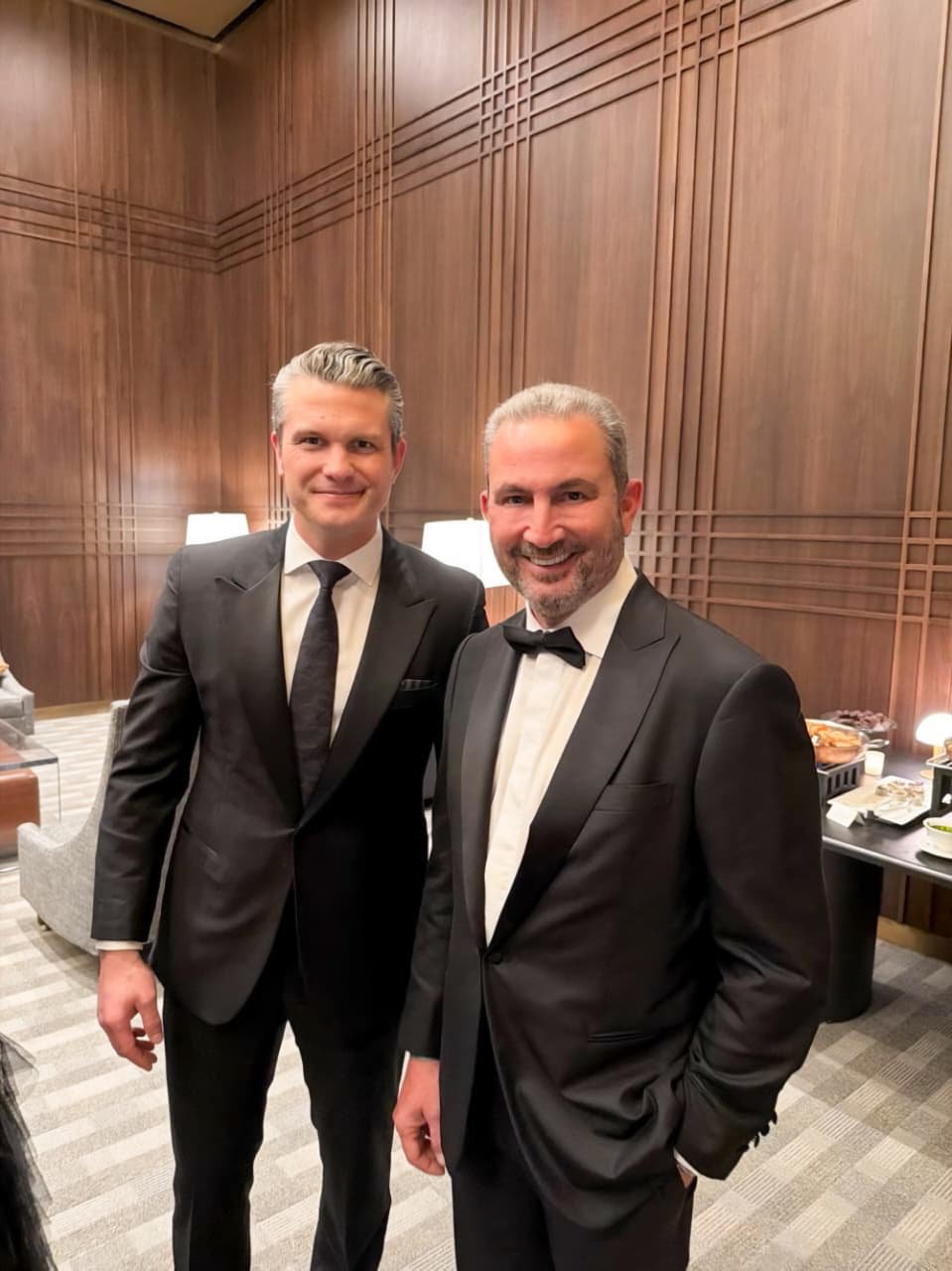 Ο υπουργός Άμυνας Πιτ Χέγκσεθ με τον Αλέξανδρο Εξάρχου στο Kennedy Center / Φωτογραφία: Hellas Journal