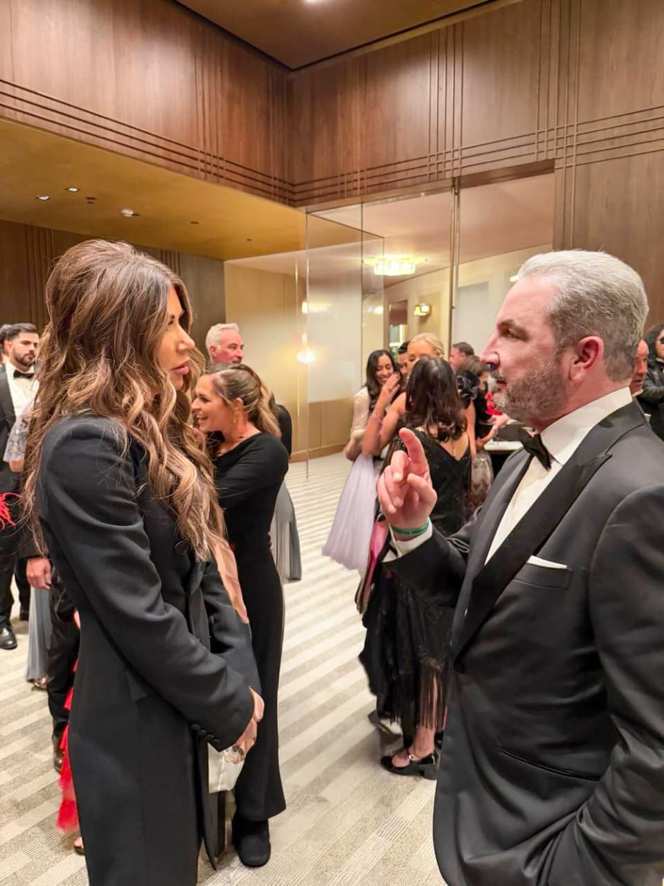 Η υπουργός Εσωτερικής Ασφάλειας Κρίστι Νόεμ, με τον Αλέξανδρο Εξάρχου στο Kennedy Center / Φωτογραφία: Hellas Journal