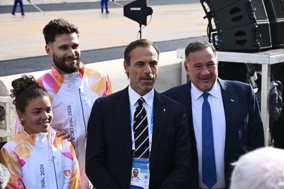 Στα δεξιά ο Σπύρος Καπράλος