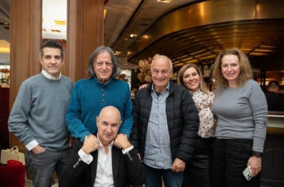 AUTODIA - Από αριστερά: Φοίβος (συνθέτης/στιχουργός/παραγωγός), Γιάννης Γλέζος (συνθέτης-Πρόεδρος Δ.Σ.), Θανάσης Πολυκανδριώτης (συνθέτης), Μαργαρίτα Παναγιωτοπούλου (Γενική Διευθύντρια AUTODIA), Ειρήνη Σταματούδη (Καθηγήτρια Πανεπιστημίου Λευκωσίας) και μπροστά καθιστός ο Ηλίας Φιλίππου (στιχουργός).