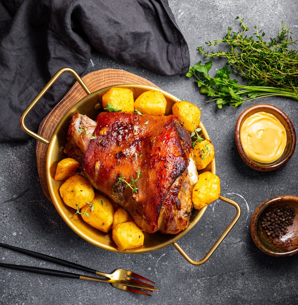 Χοιρινό μπούτι με πατάτες / Φωτογραφία: Shutterstock