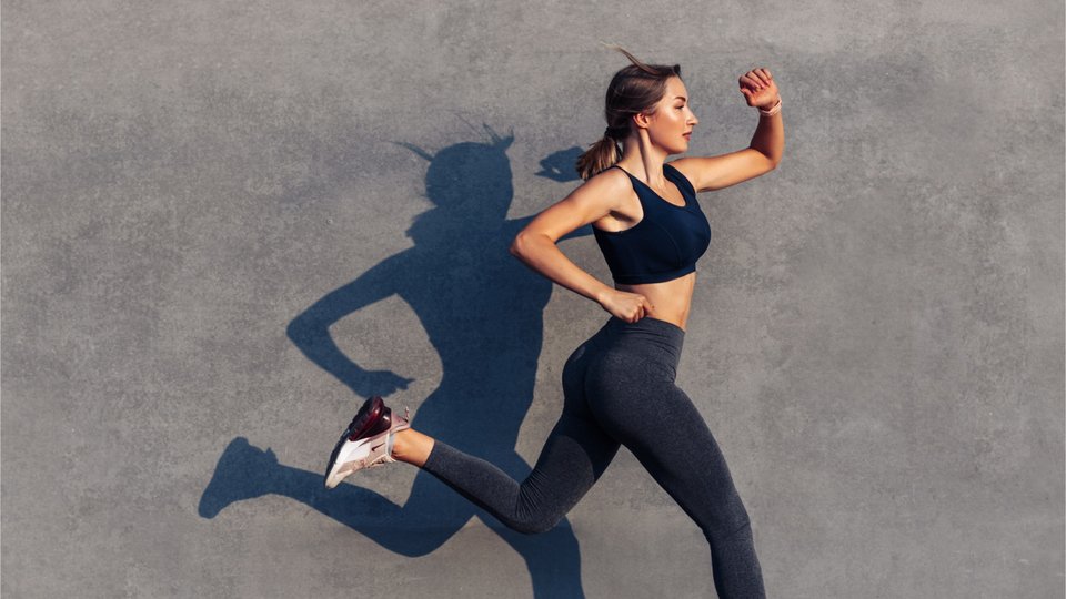 Οι ειδικοί επισημαίνουν ότι υπάρχουν ασφαλείς και αποδεδειγμένοι τρόποι  για να αυξηθούν τα επίπεδα ενέργειας γρήγορα και φυσικά, χωρίς καφεΐνη / SHUTTERSTOCK