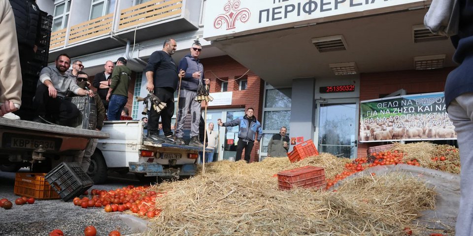 Αγρότες στην Καβάλα πέταξαν άχυρα, ντομάτες, σταφύλια και έριξαν γάλα στο κτίριο της Αντιπεριφέρειας /ΦΩΤΟΓΡΑΦΙΑ INTIME NEWS / ΚΟΤΣΙΡΕΑΣ ΗΛΙΑΣ