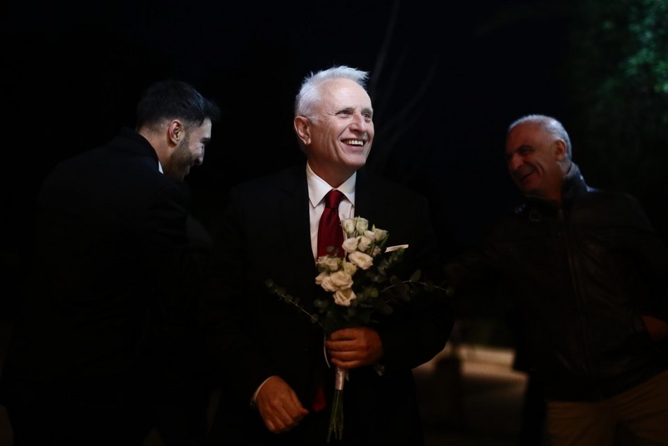 Ο Γιάννης Ραγκούσης, περιμένοντας τη νύφη