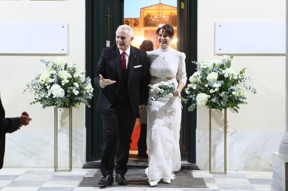 Χαμογελαστό το ζευγάρι κατά την έξοδό του από την εκκλησία