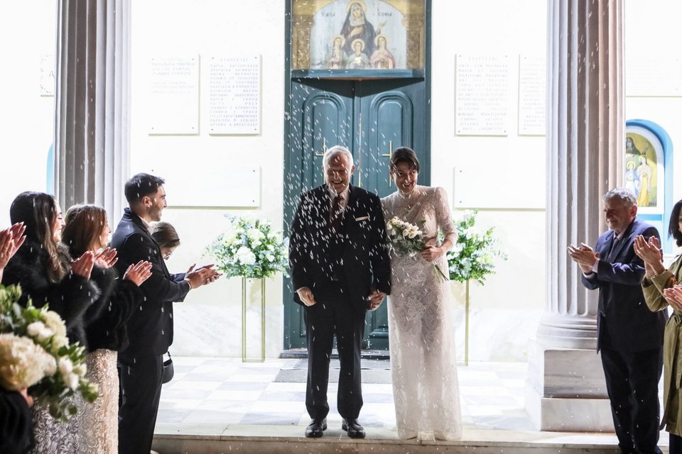 Οι καλεσμένοι πέταξαν ρύζι στο ζευγάρι