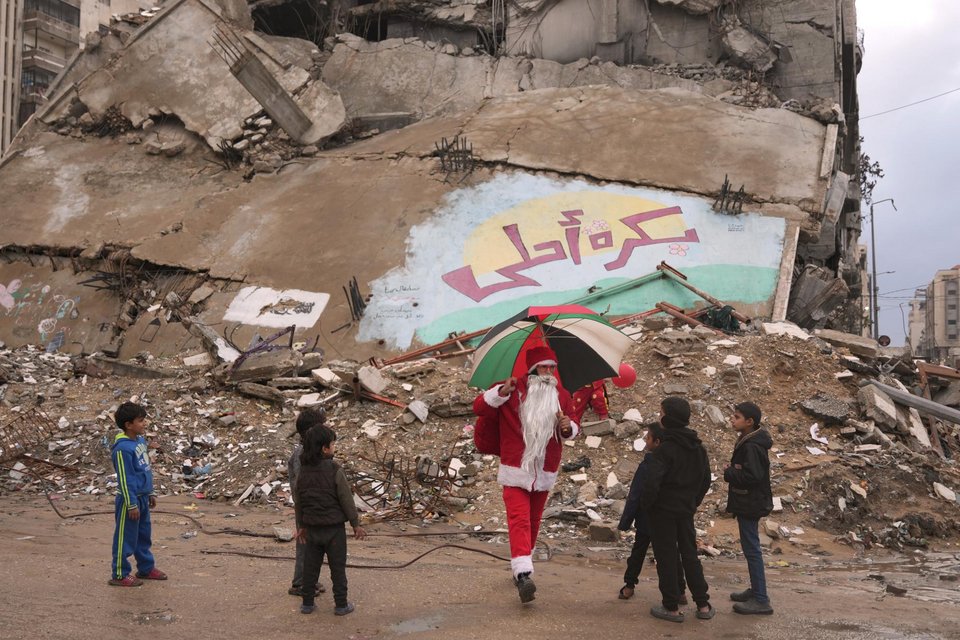 Το μήνυμα στα αραβικά γράφει: «Αύριο θα είναι καλύτερα» / Φωτογραφία: AP