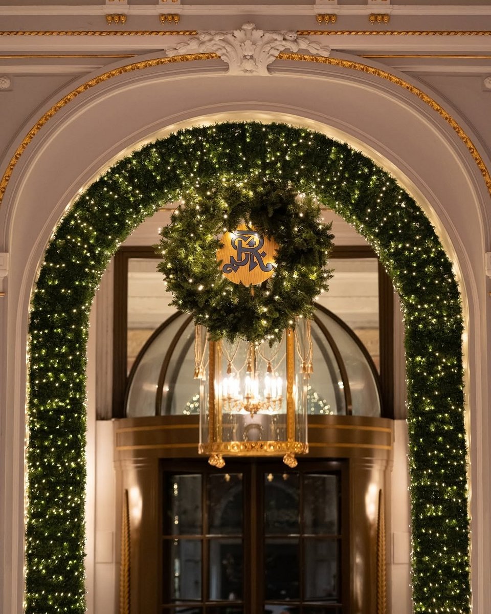 Η στολισμένη είσοδος του St. Regis στη Ρώμη